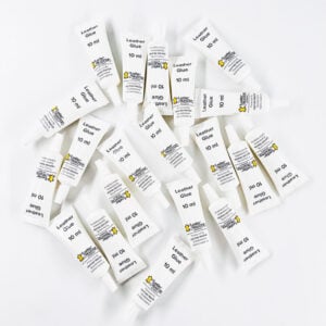 Leather glue 10 ml tuber I en oorganiserad hög